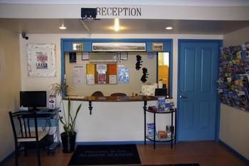Aaa Airport Albion Manor Apartments And Motel