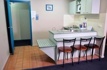 Aaa Airport Albion Manor Apartments And Motel