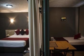 Aaa Airport Albion Manor Apartments And Motel