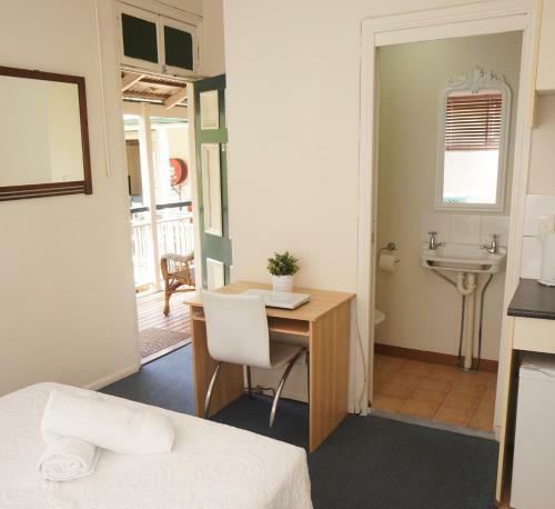 Hostal Ellie's Guest House