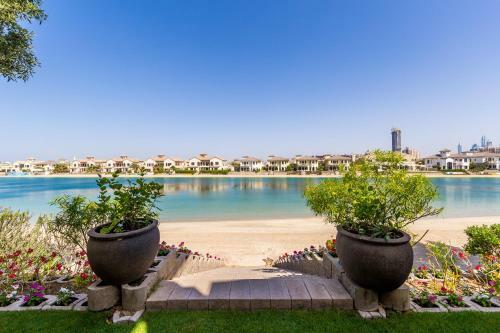 Chic 5br Villa With Private Pool On Palm Jumeirah
