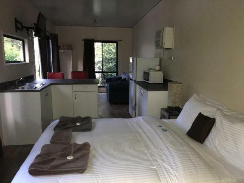 Mapleton Cabins & Caravan Park