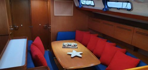 Magn�fico Velero En El Centro De Ibiza