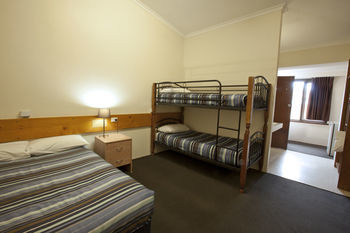 Hotel Banjo Paterson Inn