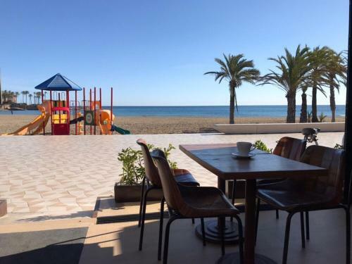 Acogedor, Nuevo Adosado Junto Al Mar
