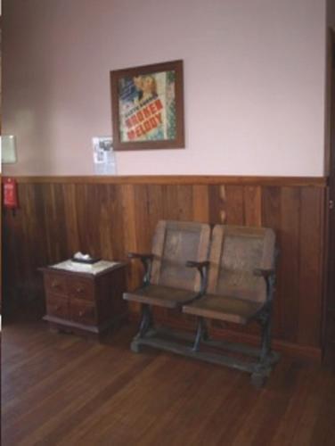 Pemberton Old Picture Theatre Holiday Apartments