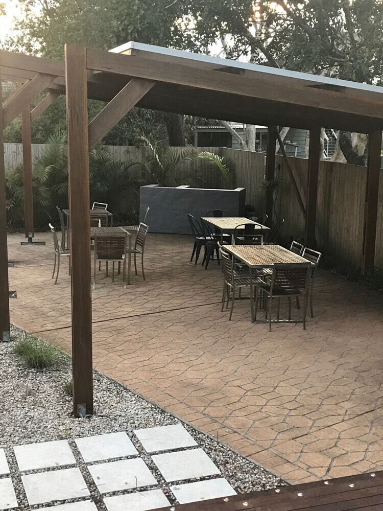 Hawks Nest Motel