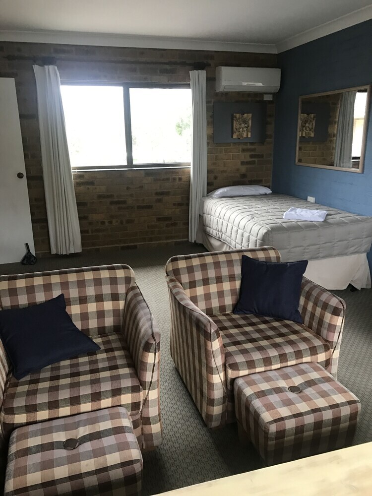 Hawks Nest Motel