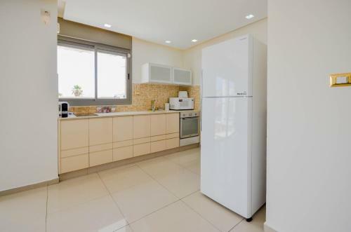 Designed Apartment With Balcony And Sea View- Yalarent