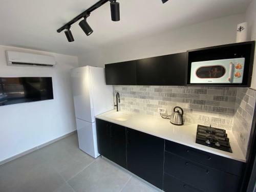 New Boutique Apartment With Balcony