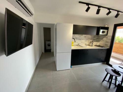 New Boutique Apartment With Balcony
