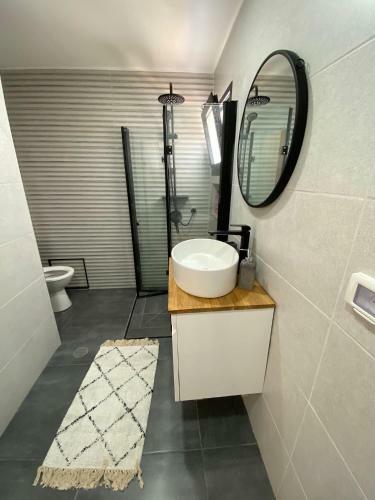 New Boutique Apartment With Balcony