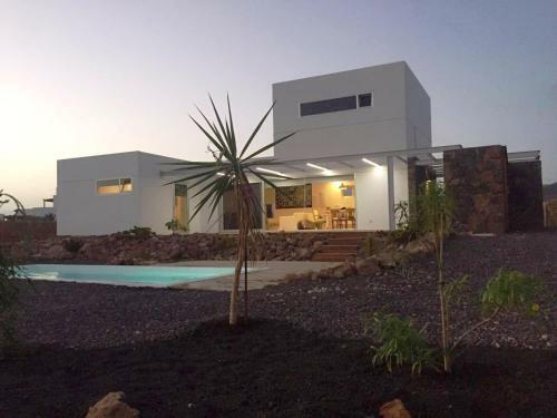 Majanicho Rock - Villa With Heated Pool