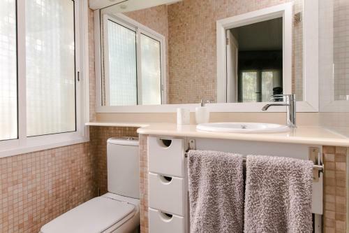 The Circular Villa - Jacuzzi, Hiking & Vineyards