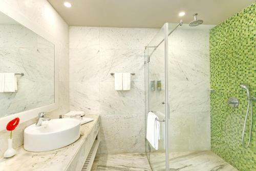 Hotel Sarovar Portico Outer Ring Road