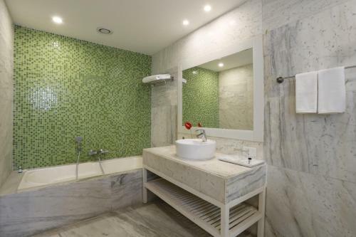 Hotel Sarovar Portico Outer Ring Road