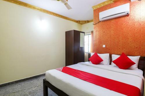 Hotel Vaccinated Staff - Oyo 62768 Gm Royals