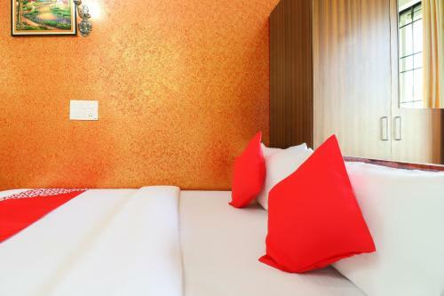 Hotel Vaccinated Staff - Oyo 62768 Gm Royals