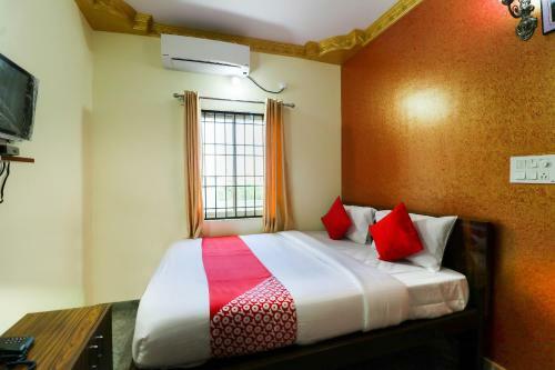 Hotel Vaccinated Staff - Oyo 62768 Gm Royals