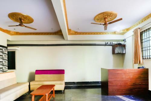 Hotel Vaccinated Staff - Oyo 62768 Gm Royals