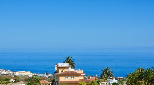 Los Tropicales