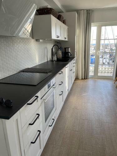 Front Line Marina Apartment With Roofterrace