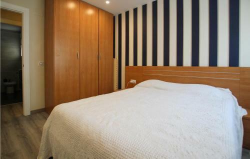 Amazing Apartment In Les Cases D'alcanar With 3 Bedrooms
