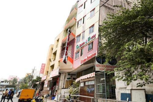 Hotel Palm Rooms Near St Johns Hospital
