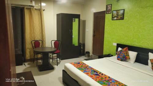 Hotel Palm Rooms Near St Johns Hospital
