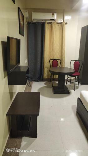Hotel Palm Rooms Near St Johns Hospital