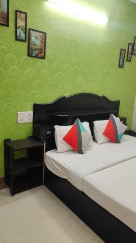 Hotel Palm Rooms Near St Johns Hospital