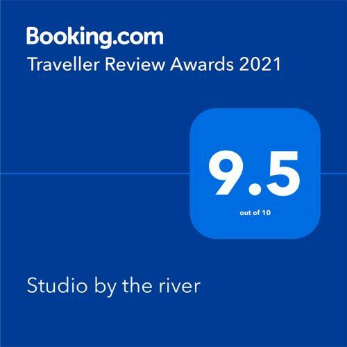 Hostal Studio By The River