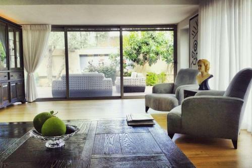Prestige Villa With Private Pool + Parking