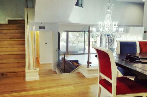 Prestige Villa With Private Pool + Parking