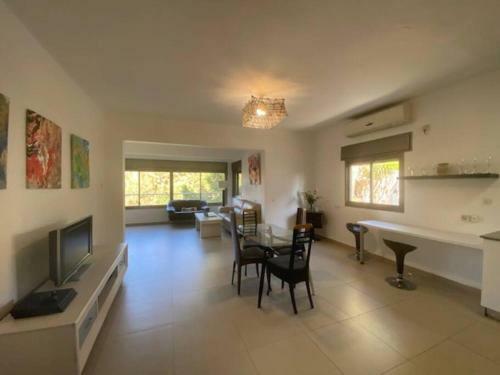 Carmel Apartment - Spacious 5-room Apartment