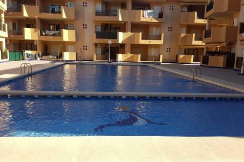 Spacious 2 Bedroom Apartment With Communal Pool