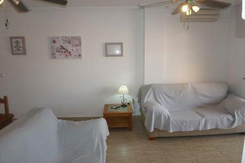 Spacious 2 Bedroom Apartment With Communal Pool