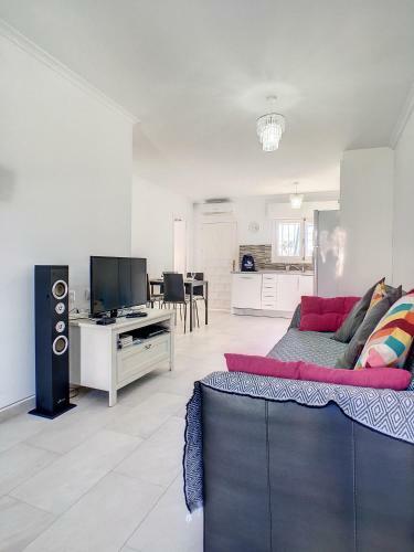 Bungalow With Private Pool - 5809