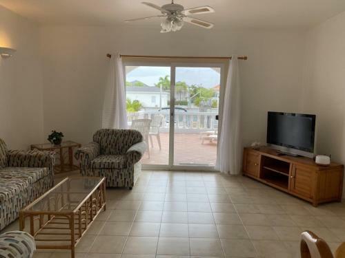 Waterfront Villa -5 Minute Walk To The North Beach!!