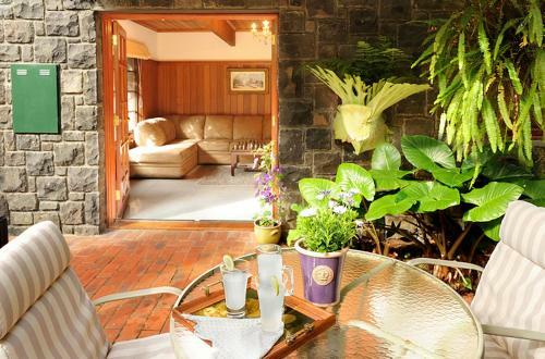 Bed & Breakfast Mary Cards Coach House
