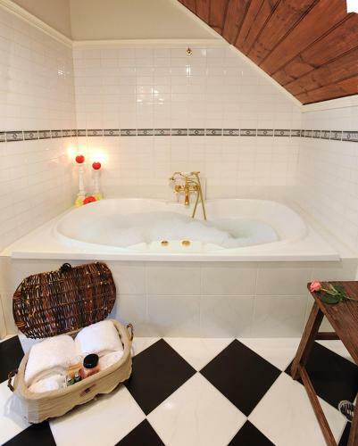 Bed & Breakfast Mary Cards Coach House
