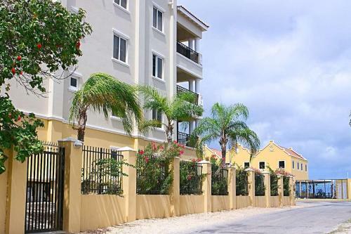 Charming Oceanfront Apartment, Great Location