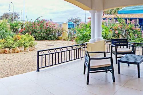 Charming Oceanfront Apartment, Great Location