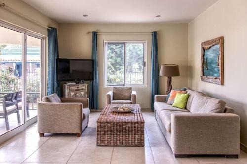 Charming Oceanfront Apartment, Great Location
