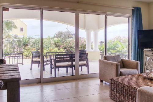 Charming Oceanfront Apartment, Great Location