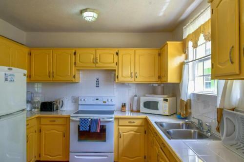Two Bedroom Apartment With Pool Located In A Quiet Community