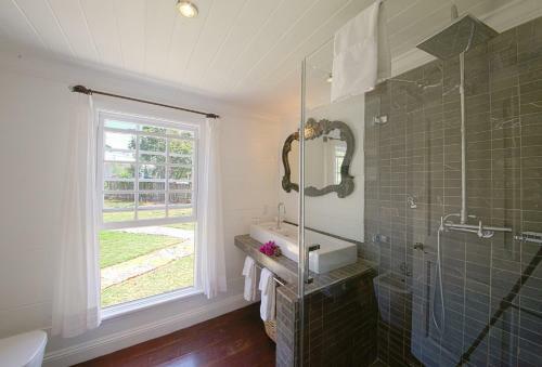 3/br 3/ba Character Home In Governors Harbour!