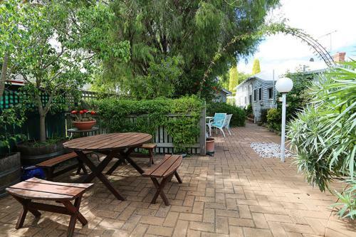 Hostal Jacaranda Guest House