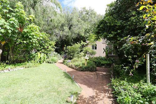Hostal Jacaranda Guest House