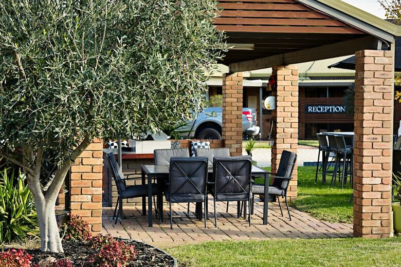 Statesman Motor Inn
